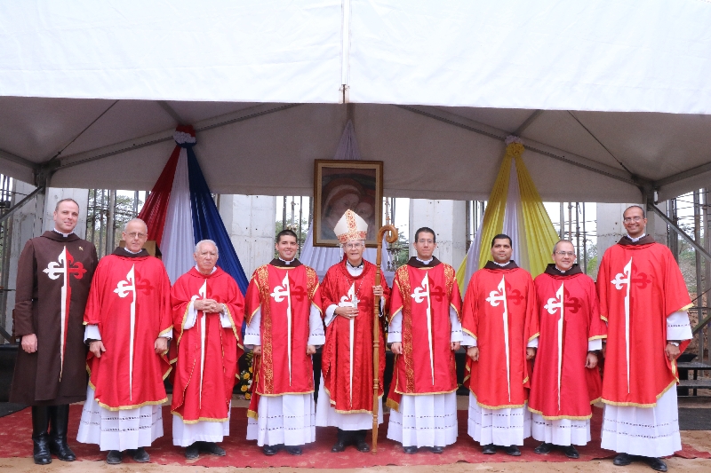 El Obispo de San Lorenzo con los Heraldos en Yparacaí